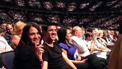 Un pastor cantan una canción de Michael Jackson en la iglesia de Osteen