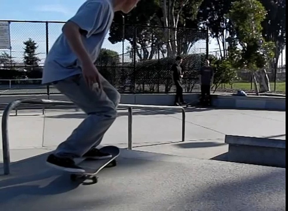 BACKSIDE TAILSLIDE RAIL SLOW MOTION