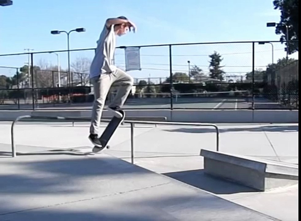 BOARDSLIDE A RAIL SLOW MOTION