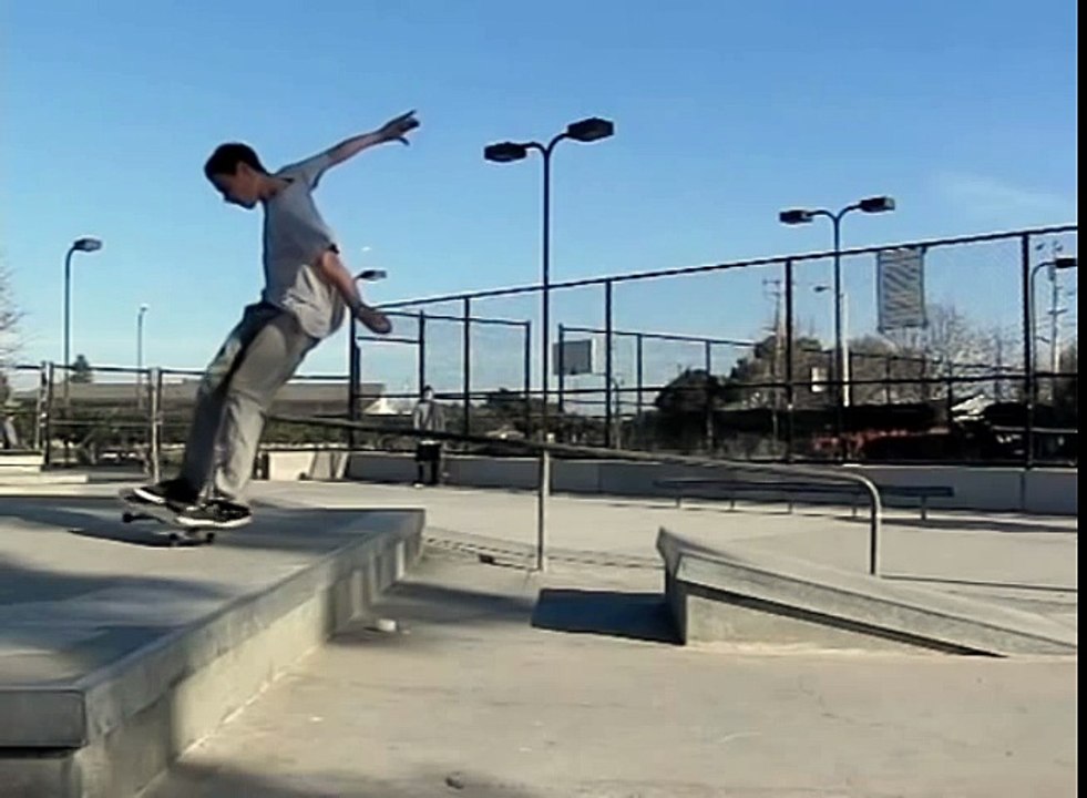 FRONTSIDE FLIP EURO GAP SLOW MOTION