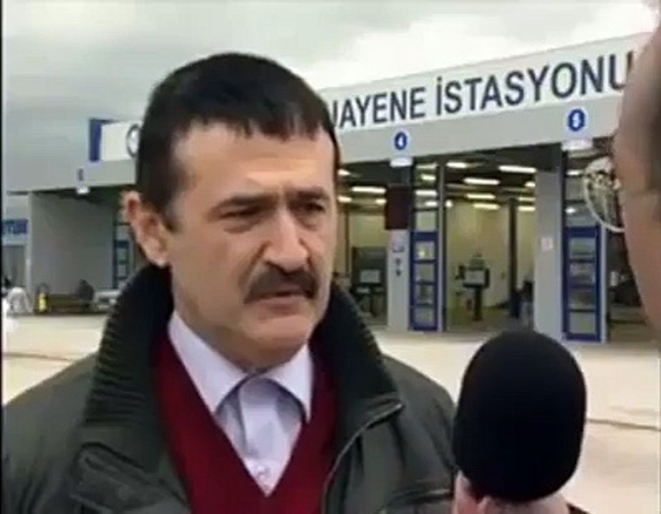 Böyle bir konuşma olamaz yaaa..Gülmekten kırıldım..Birde telefon çalıyor garı arıyor demesi yokmu