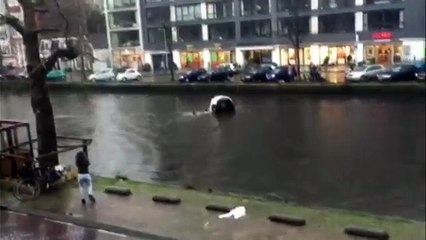 Sauvetage d'une mère et son enfant bloqués dans une voiture à l'eau