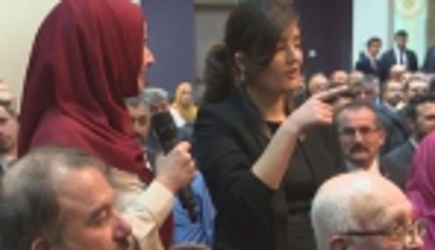 Başbakan Davutoğlu'nun Hollanda'da işitme engelli genç kız ile diyaloğu