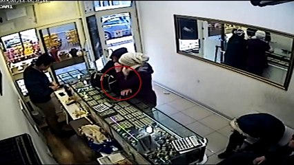 Yaşlı kadın hırsız bilezikleri böyle çaldı