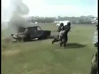 EXPLOTAN AUTOBÚS EN MANIOBRAS MILITARES (360p)