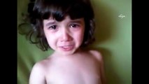 Kardeşi gibi hasta olmak için ağlayan küçük kız
