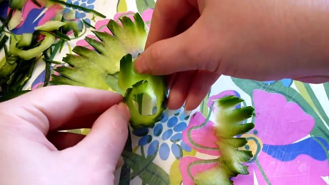 Цветок из огурца и помидора. Decoration of vegetables Украшения из овощей.