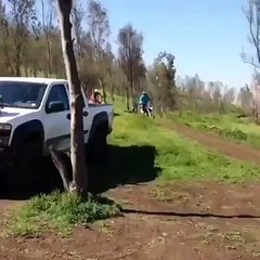 Il s'éclate dans la boite de son Camion