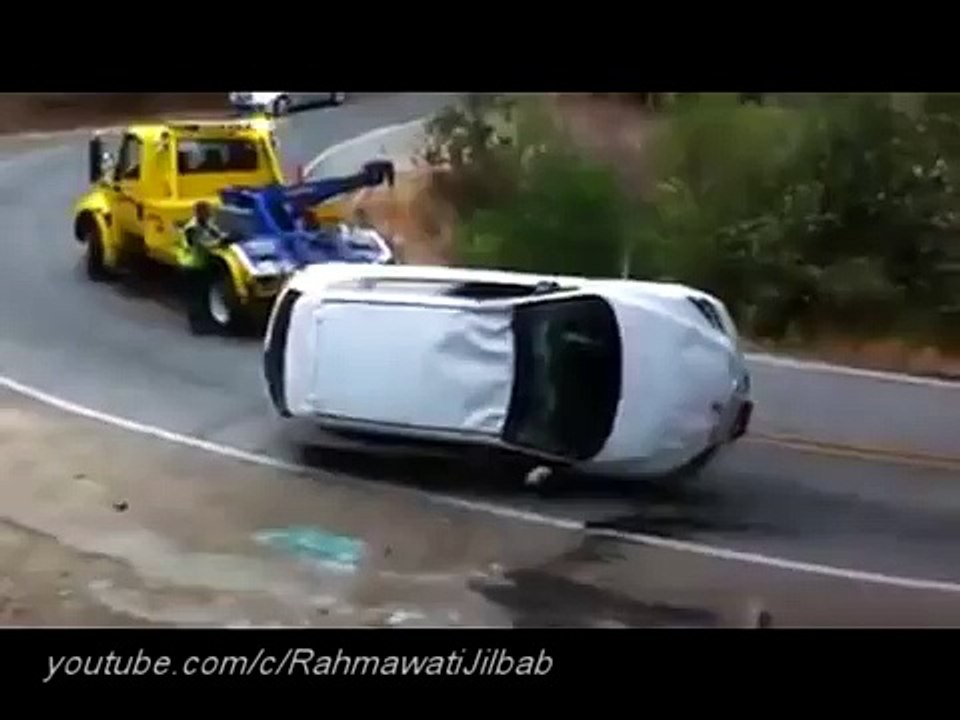 Mobil ini masuk jurang setelah dibalikkan ke posisi normal