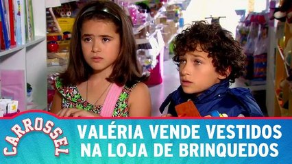 Valéria vende vestidos na loja de brinquedos
