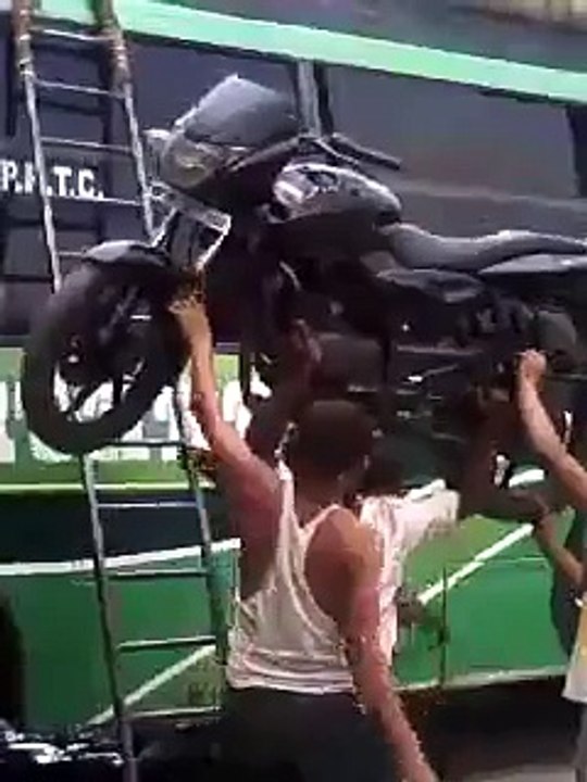 Orang ini bisa angkat motor pakai kepalanya