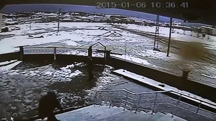 Rüzgardan uçan çatı, vatandaşın üzerine böyle düştü
