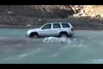 Mau menyebrangi sungai tapi malah terbawa arus