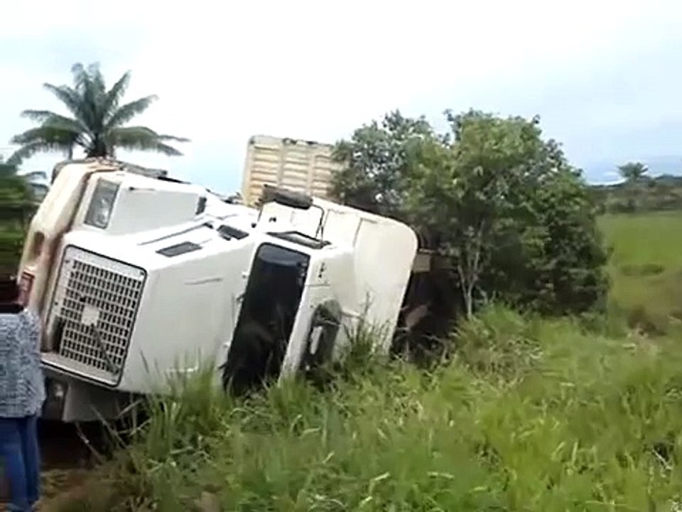 Unfall: Umgestürzter Volvo LKW liegt im Graben - Truck crash
