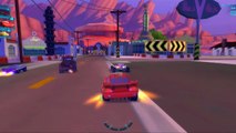 Cars 2 le film Disney - Flash McQueen fait la course dans Radiator Springs