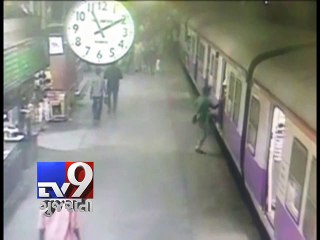 30-year-old man loses grip, falls off Mumbai local - Tv9 Gujarati