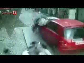 Otomobil insanların arasına daldı: İki ölü, dört yaralı