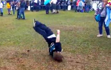 İyi Dans Ettiğini Düşünen Tombul Çocuk Kendini Paraladı