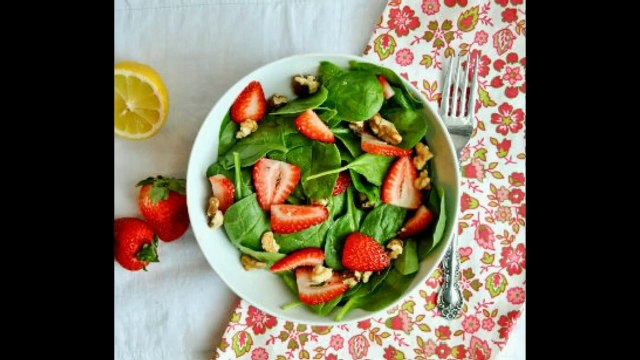 Как приготовить салат с клубникой