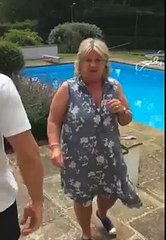 Il s'amuse à lancer des oeufs sur sa mère pour tester ses réflexes