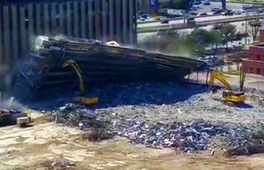 7 Katlı Garaj İş Makinesinin Üzerine Yıkıldı