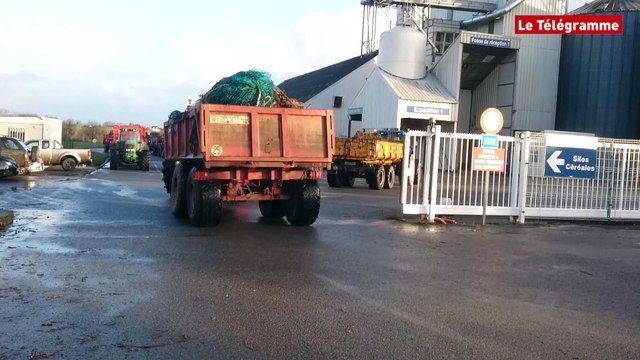 Quimperlé. Regroupement d'agriculteurs devant Triskalia