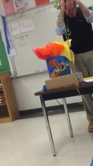 Des élèves font une belle surprise pour l'anniversaire de le professeur : réaction magique et émouvante