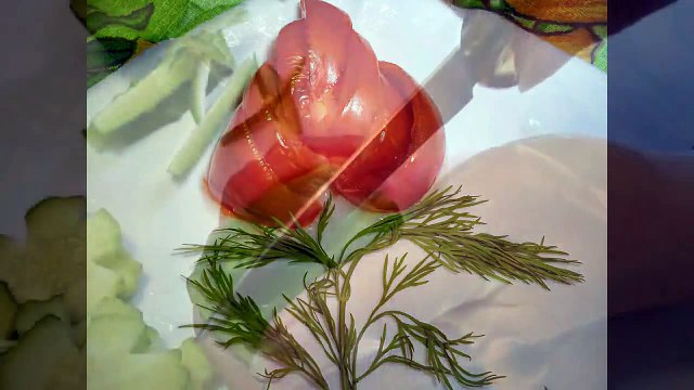 Красота на столе из помидора и огурца