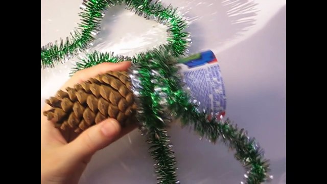 DIY Ёлка из шишки. Новогодняя игрушка своими руками. Мастер класс