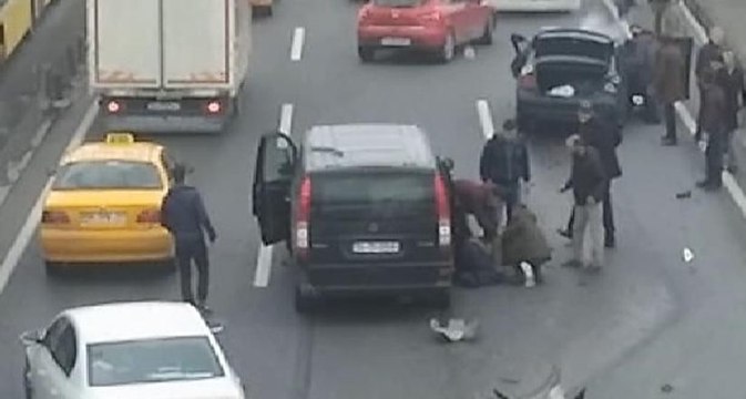 E-5'te metrobüs kazası sonrası hareketli anlar kamerada