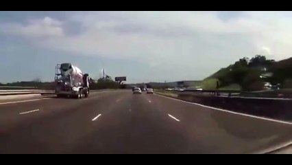 Un chauffard se punit tout seul en direct