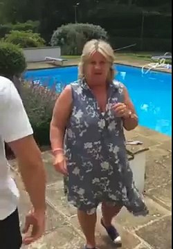 Un gars jette des oeufs à sa mère