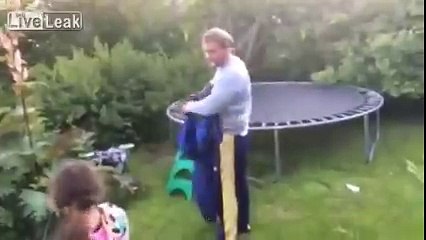 Сейчас папа покажет,как надо прыгать на батуте)))