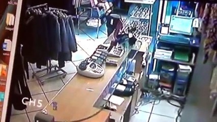 Hırsızın tableti çalma anı kamerada