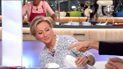 Anne-Sophie Lapix a du mal avec les cadeaux de Lambert Wilson dans "C à vous" - Regardez