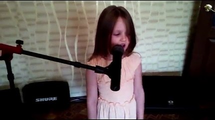 Пятилетняя девочка поет лучше оригинала