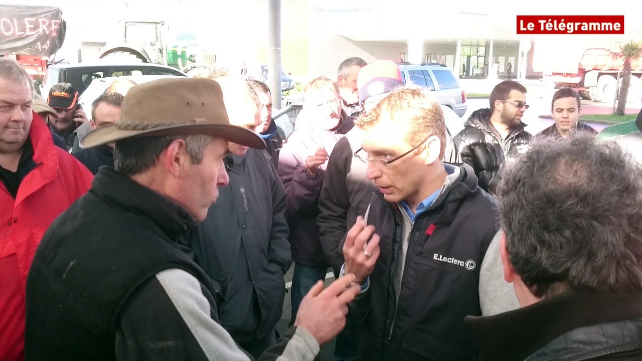 Quimperlé. Les agriculteurs bloquent les accès au parking du centre E. Leclerc