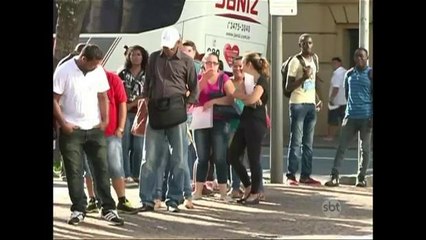 Feirão de emprego atrai uma multidão de candidatos em Porto Alegre