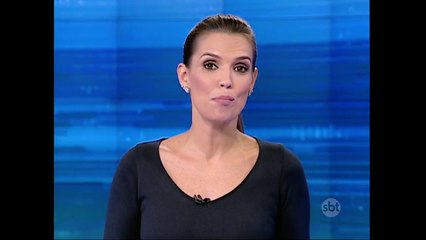 Apresentadora de TV se arrisca no pole dance e cai de cabeça