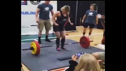 Cette femme Haltérophile a dû fournir trop d'effort... Pauvres juges