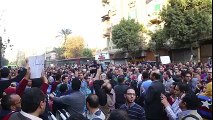 الأطباء على مشارف التحرير يهتفون الداخلية بلطجية