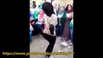 Çılgınca Dans Eden Kadın Kendinden geçiyor