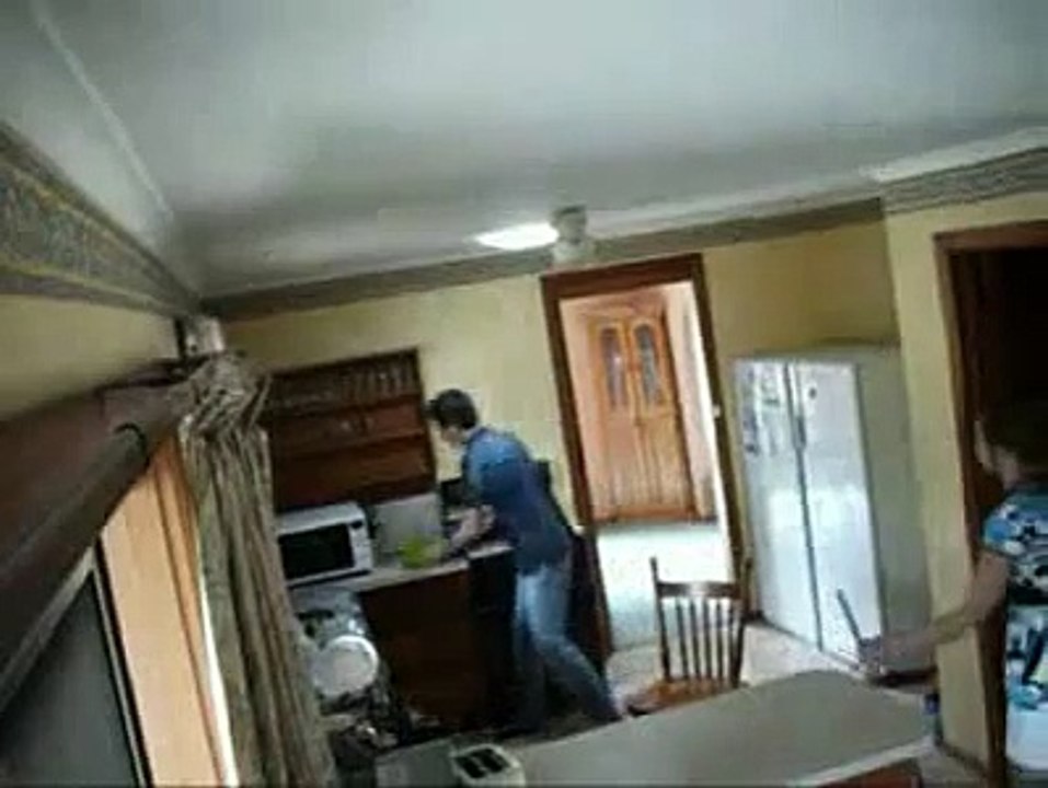 ▶ Broma del cubo y agua