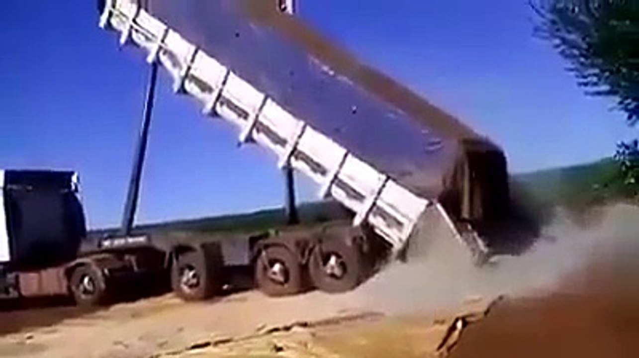 Régis vide son camion-benne