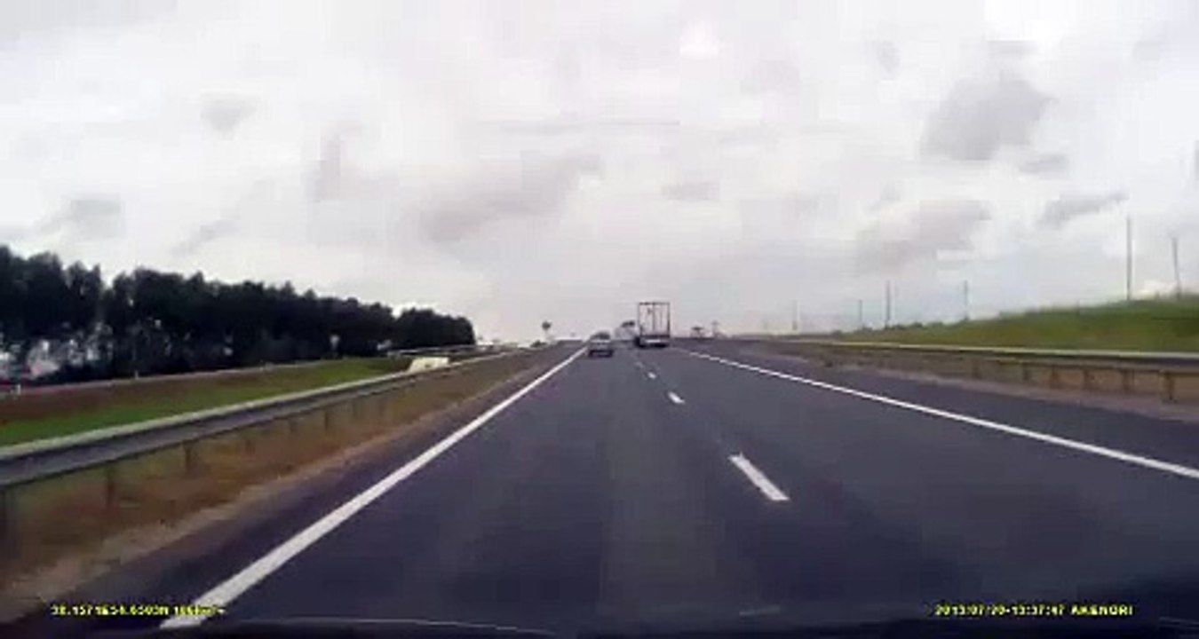 ▶ Coche salta a la carretera
