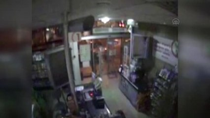 Hırsızlık İçin Girdiği Markette Para Bulamayınca Karnını Doyurdu