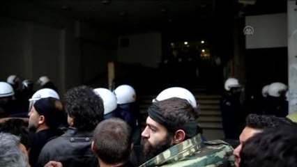 Atina'da Çiftçiler Polisle Çatıştı