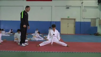 Kobanili Raman Yaralarını Tekvandoyla Sarıyor