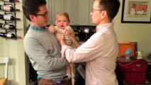 Adorable : ce bébé est confus devant son père et son jumeau