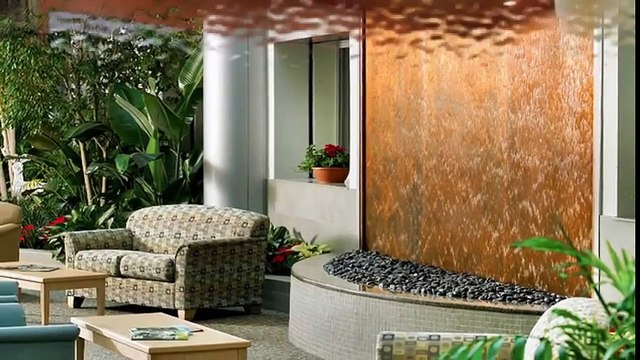 Декоративный водопад по стеклу в интерьере